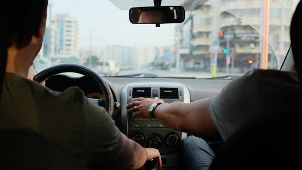 Giáo viên hướng dẫn học viên thực hành trên đường